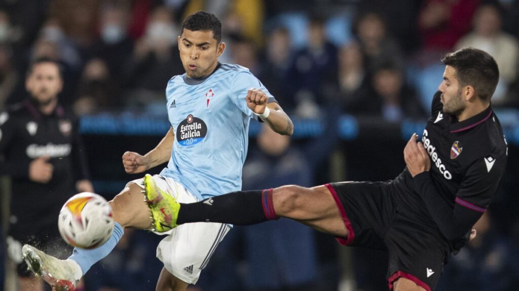 Orbelín Pineda golpea el balón ante la entrada de Róber Pier durante el partido entre el Celta y el Levante.