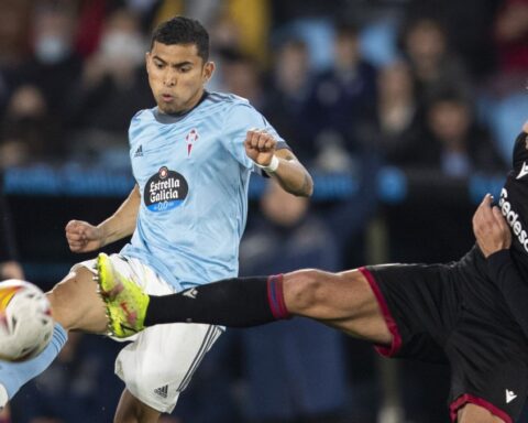 Orbelín Pineda golpea el balón ante la entrada de Róber Pier durante el partido entre el Celta y el Levante.