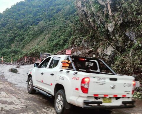 Passenger records the precise moment in which the avalanche falls and blocks the Cusco - Madre de Dios road (VIDEO)