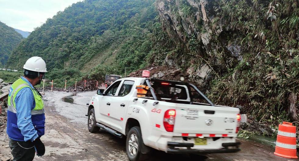 Passenger records the precise moment in which the avalanche falls and blocks the Cusco - Madre de Dios road (VIDEO)