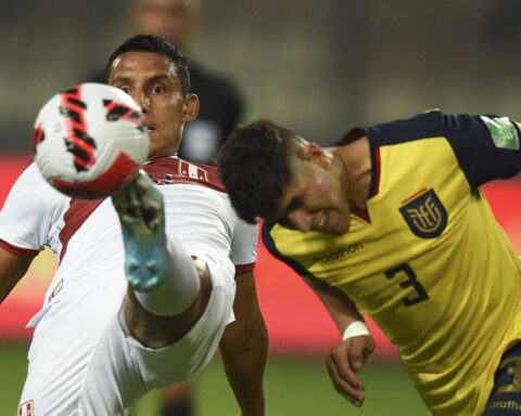 Peru saved a draw at home against Ecuador and clings to the playoff for the World Cup