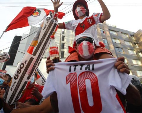 Peru vs.  Ecuador: fans of the national team will receive free masks from the Romero Foundation