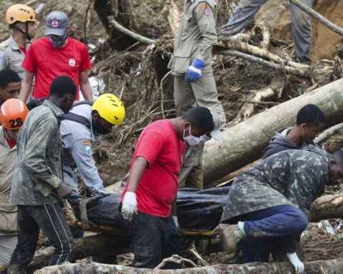 Petrópolis: cemetery improvises graves to receive rain victims