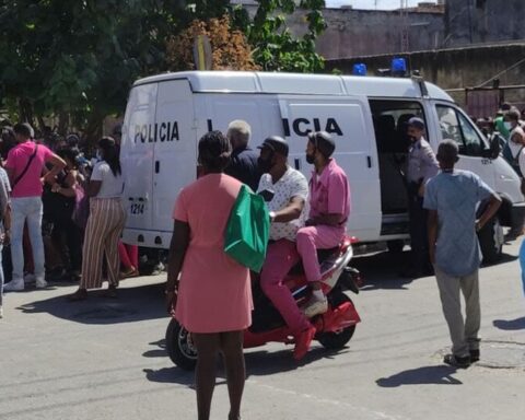 Pitched battle to buy cigarettes in Havana