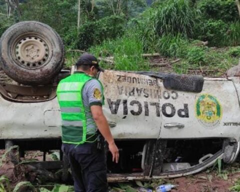 Policemen who were transporting a corpse suffer an accident and fall down a 40-meter abyss on a marginal road