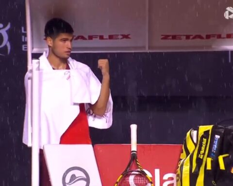 Prepare to applaud because he is not only a brutal tennis player: Alcaraz's gesture under the deluge that makes you proud