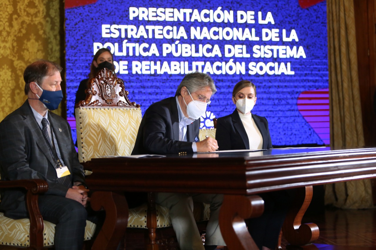 Guillermo Lasso firma decreto 355 con el que intenta dar un giro al manejo carcelario.