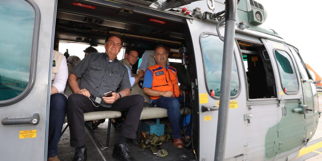 President flies over areas affected by rains in São Paulo