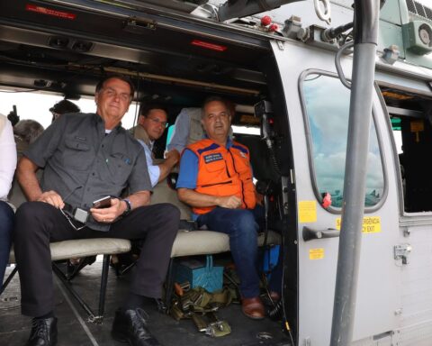 President flies over areas affected by rains in São Paulo