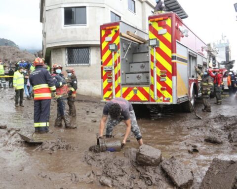 Ciudadanos y bomberos continúan en labores de búsqueda de desaparecidos y en la limpieza de escombros en La Comuna. Foto: API