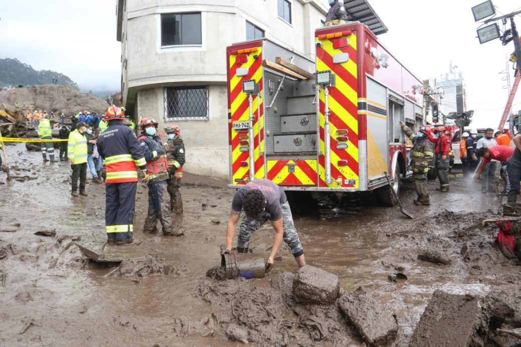 Ciudadanos y bomberos continúan en labores de búsqueda de desaparecidos y en la limpieza de escombros en La Comuna. Foto: API