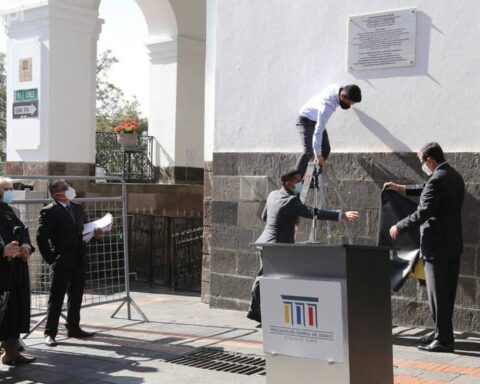 SANCIÓN. La placa develada por el caso sobornos permanece en la esquina de las calles Chile y García Moreno, en el centro de Quito. Fue colocada en diciembre de 2020.