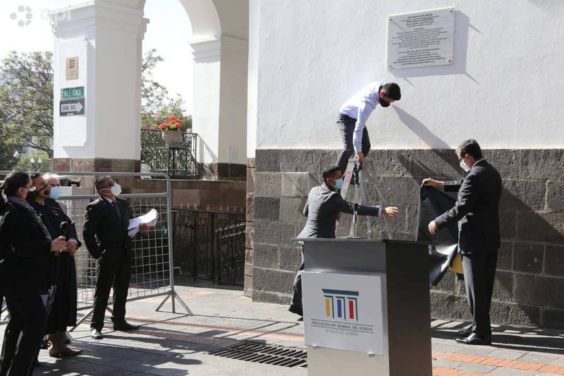 SANCIÓN. La placa develada por el caso sobornos permanece en la esquina de las calles Chile y García Moreno, en el centro de Quito. Fue colocada en diciembre de 2020.