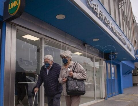 Retirees and pensioners with income up to $ 32,664 and DNI ending in 0 are charged today