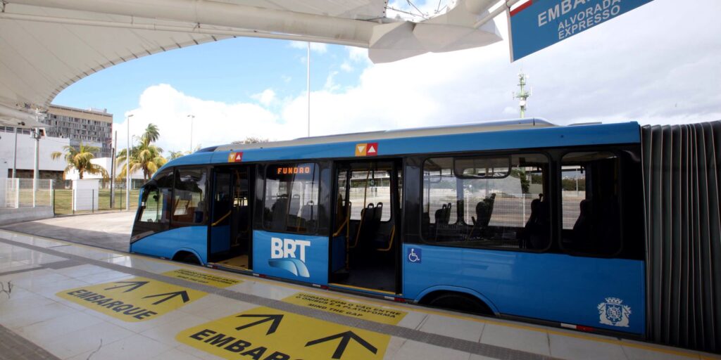 Rio BRT drivers go on strike and paralyze system