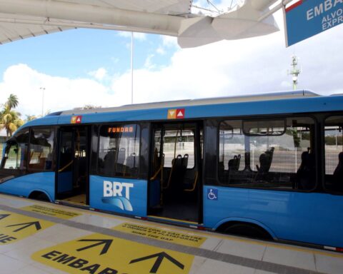 Rio BRT drivers go on strike and paralyze system