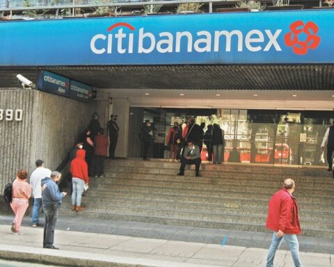 Sale of Banamex will take two years;  there is interest from nationals and foreigners