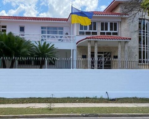 Silence in front of the Russian and Ukrainian embassies in Cuba, separated by 400 meters