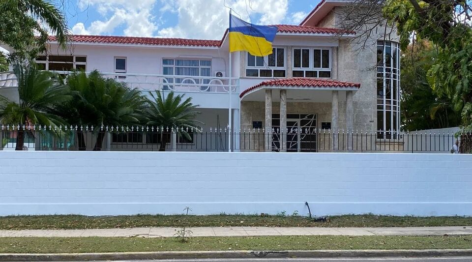 Silence in front of the Russian and Ukrainian embassies in Cuba, separated by 400 meters