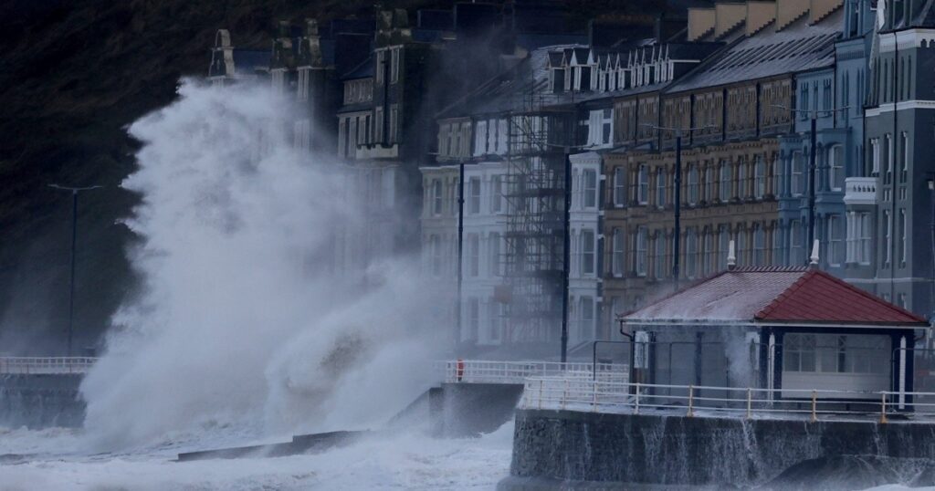 Storm Eunice leaves 14 dead, blackouts and hundreds of canceled flights in Europe