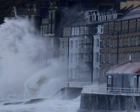 Storm Eunice leaves 14 dead, blackouts and hundreds of canceled flights in Europe