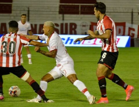 Students hit at the right moments and beat Huracán in an emotional game