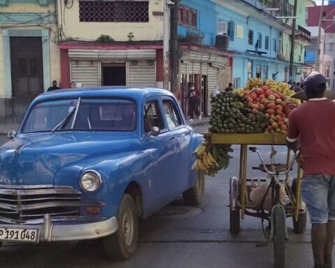 Taxi drivers and clients, confronted by inflation in Cuba