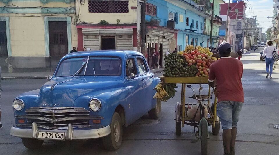 Taxi drivers and clients, confronted by inflation in Cuba