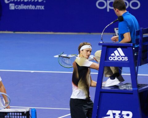 German Alexander Zverev hits the umpire's chair with his racket after the end of his Mexico ATP Open 500 doubles tennis match in Acapulco, Mexico, on February 23, 2022. - German Olympic tennis champion Alexander Zverev said there "was no excuse" for smashing his racket on the umpire's chair several times and his foul-mouthed rant at the official was "unacceptable", as he was expelled from the Acapulco Open by the ATP. (Photo by Marcos DOMINGUEZ / Abierto Mexicano de Tenis / AFP) / RESTRICTED TO EDITORIAL USE - MANDATORY CREDIT "AFP PHOTO / ABIERTO MEXICANO DE TENIS / MARCOS DOMINGUEZ " - NO MARKETING - NO ADVERTISING CAMPAIGNS - DISTRIBUTED AS A SERVICE TO CLIENTS