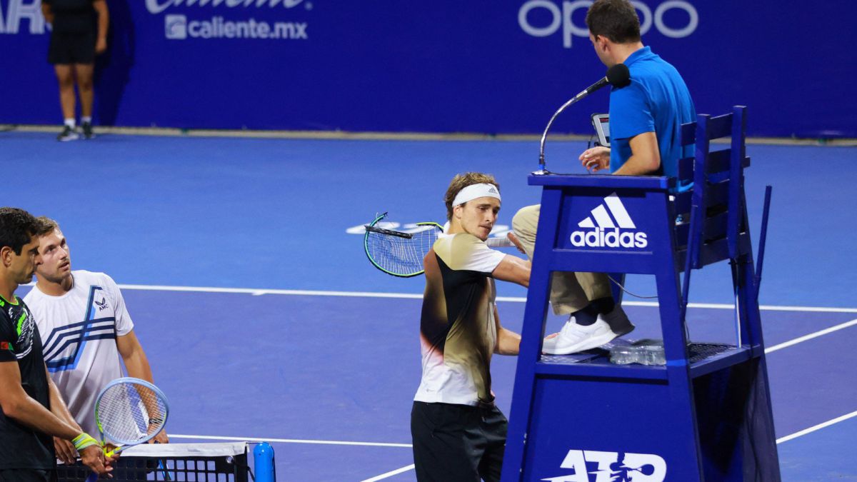 German Alexander Zverev hits the umpire's chair with his racket after the end of his Mexico ATP Open 500 doubles tennis match in Acapulco, Mexico, on February 23, 2022. - German Olympic tennis champion Alexander Zverev said there "was no excuse" for smashing his racket on the umpire's chair several times and his foul-mouthed rant at the official was "unacceptable", as he was expelled from the Acapulco Open by the ATP. (Photo by Marcos DOMINGUEZ / Abierto Mexicano de Tenis / AFP) / RESTRICTED TO EDITORIAL USE - MANDATORY CREDIT "AFP PHOTO / ABIERTO MEXICANO DE TENIS / MARCOS DOMINGUEZ " - NO MARKETING - NO ADVERTISING CAMPAIGNS - DISTRIBUTED AS A SERVICE TO CLIENTS