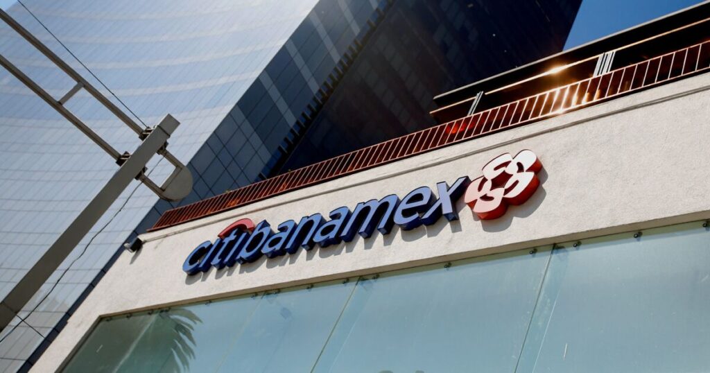 The businessman close to AMLO, Javier Garza, seeks to buy Banamex