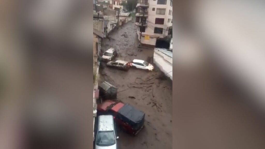 The impressive shot of the mudslide of Quito: a brown river that carries what it finds