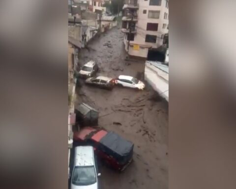 The impressive shot of the mudslide of Quito: a brown river that carries what it finds