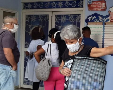 The slavery of Cuban grandparents, dedicated all day to their grandchildren and queues