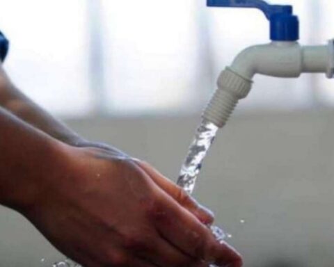 Los ciudadanos deben abastecerse de agua potable para reducir los inconvenientes.