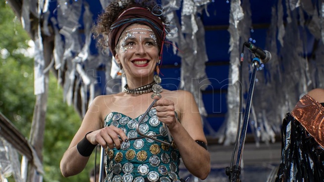 The street carnival of Brazil dyed the mythical Abasto tango area with Afro rhythms