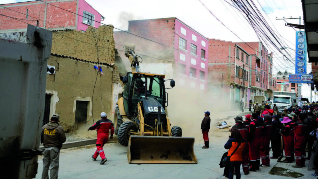 They demolish Choque's house, they find no more bodies and they prepare expropriation