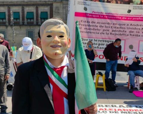 They express support for AMLO almost a month after the revocation consultation