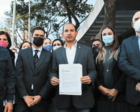 They file a complaint with the FGR for the report of AMLO's son