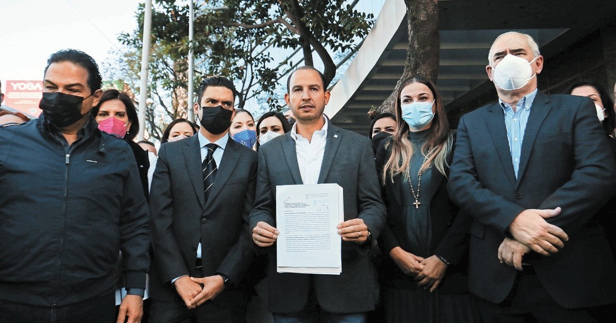 They file a complaint with the FGR for the report of AMLO's son