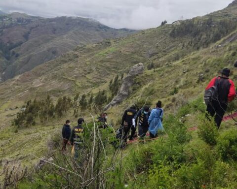 They find a decomposing corpse with burns in the Huancavelica wasteland