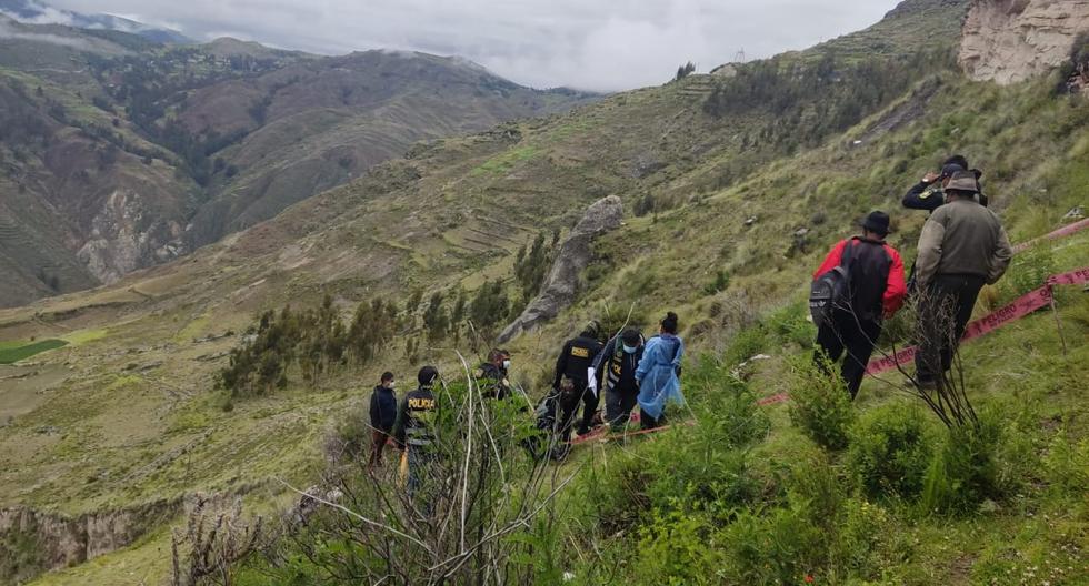 They find a decomposing corpse with burns in the Huancavelica wasteland