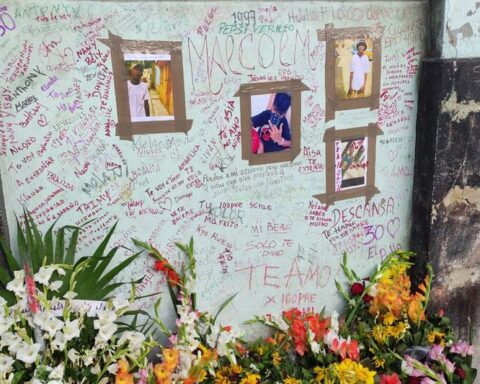 They improvise an altar in a street in Havana to pay tribute to a murdered young man