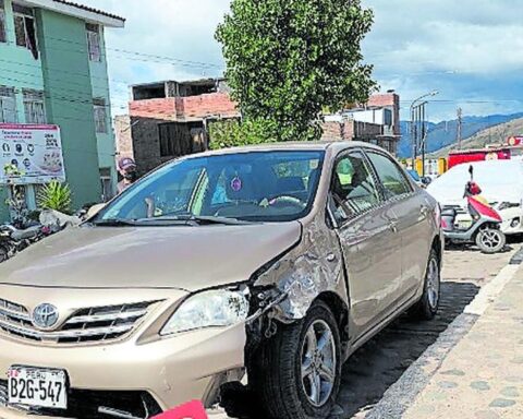 They run over and kill the daughter of a singer from Santiago, Fely Corazón, who got off the bus to go to the toilet, in Jauja