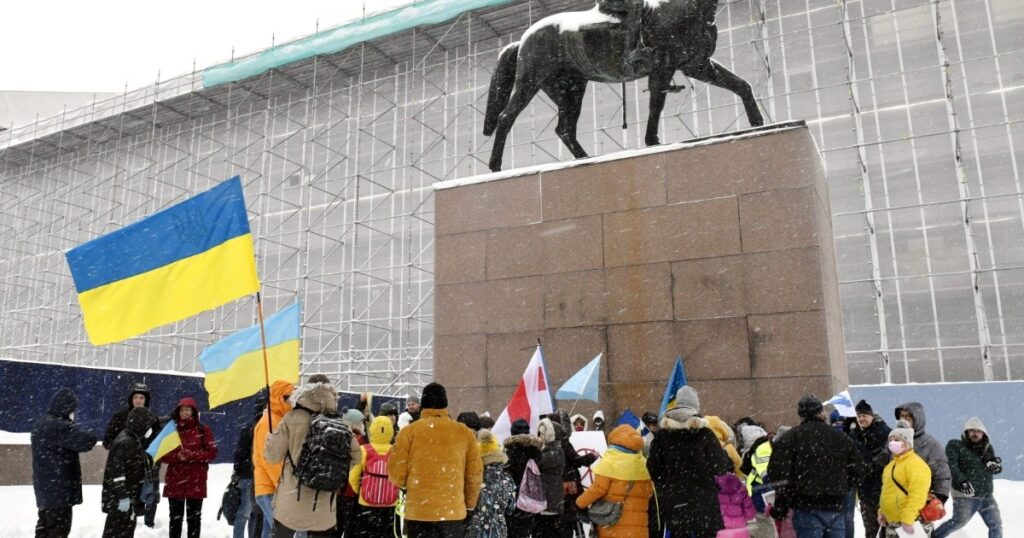 Thousands of Ukrainians march in Kiev to show their unity against the Russian threat