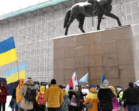 Thousands of Ukrainians march in Kiev to show their unity against the Russian threat