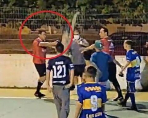 Two injured after a referee pointed a gun and attacked several players!