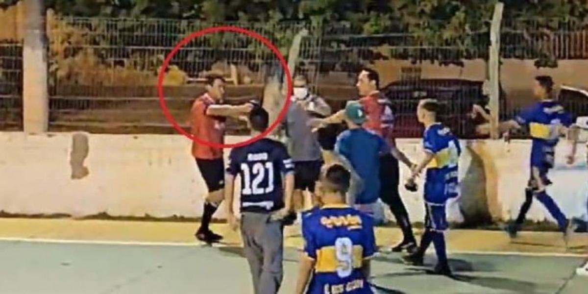Two injured after a referee pointed a gun and attacked several players!