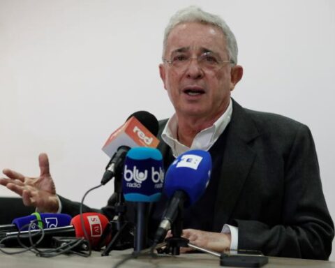 Uribe proposes bonus for workers affected by inflation