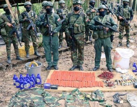 Venezuelan soldiers found weapons manufactured in Colombia